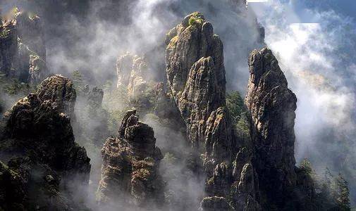 氏(炎帝)为了采草药来到此地他虽然神通广大但也无法攀上悬崖峭壁于是