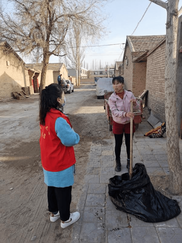 基层团讯共筑青春防线勇展青年担当吉兰泰镇青年志愿者助力疫情防控