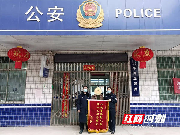 衡山县公安局东湖派出所民警将崭新的户口簿交到了辖区群众陈某的手中