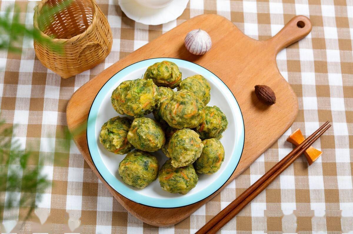 荠菜炸丸子比包饺子好吃外酥里嫩鲜香味美还不油腻