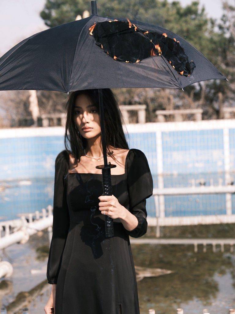 万籽麟暗黑系写真释出烟熏妆造型尽显魅惑