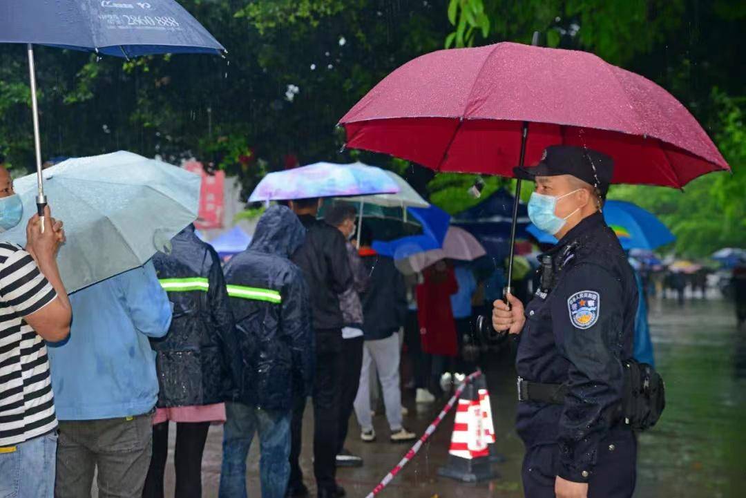 東莞洪梅風雨中核酸檢測警民共堅守