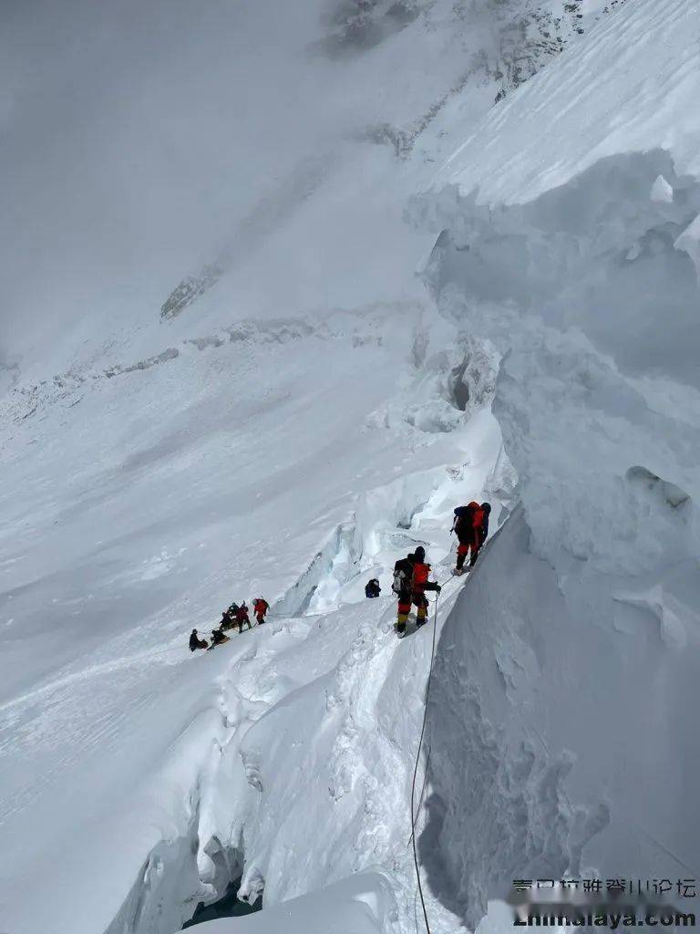 67中国尼泊尔喜马拉雅山脉登山季修路和铺设路绳工作解析