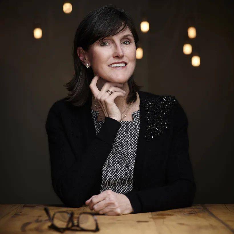 57岁封神65岁翻车女股神木头姐是被风吹上天的猪