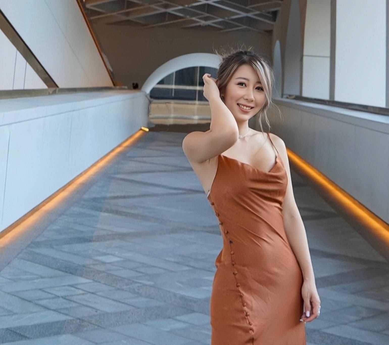 和她同届的港姐有大家都非常熟悉的朱千雪,汤洛雯,张名雅以及黄心颖