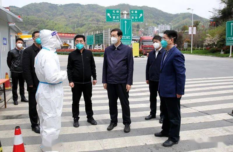 王晓一行先后来到安康市紫阳县高路口检查站,核酸检测