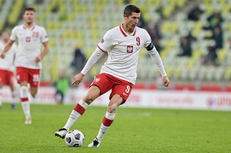 波兰队|记者：莱万膝盖仍感觉疼痛，但波兰队医认为他能出战瑞典