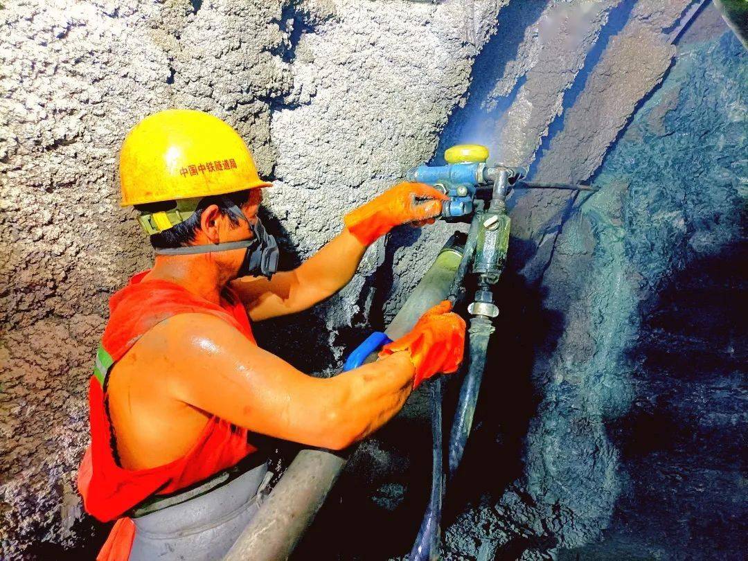 中铁隧道局丽香铁路玉龙雪山隧道取得重要进展_施工_变形_应力