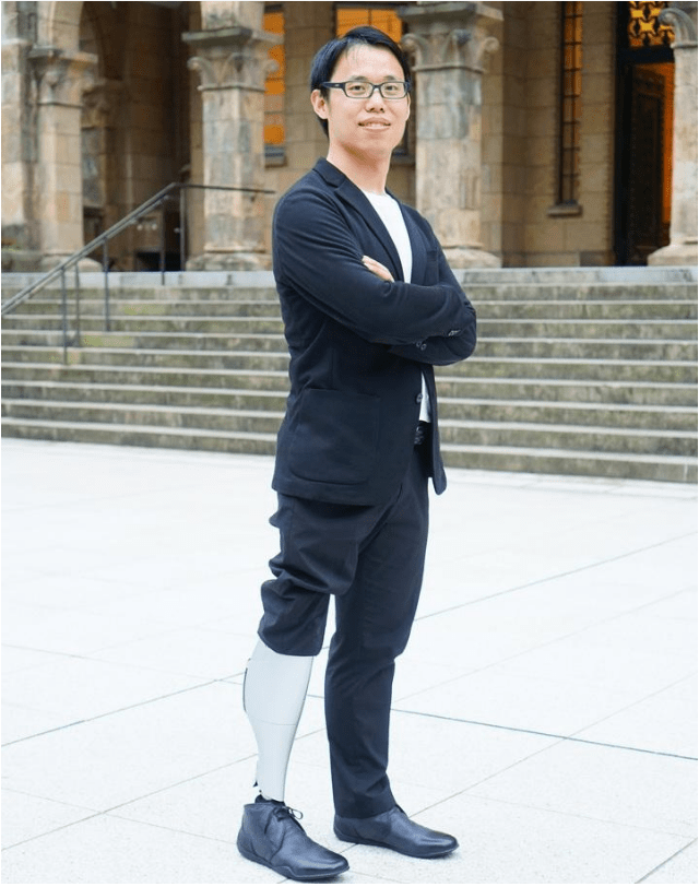 贵州小伙孙小军:9岁意外截肢,长大后读博士给自己造一条腿_父亲_拐杖