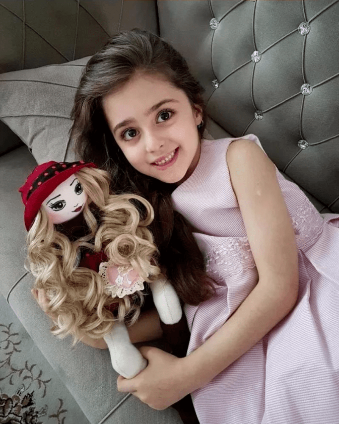 伊朗|伊朗女孩被称「全球最美」！因太美，父亲辞职做贴身保镖，网友：这就是别人家的孩子
