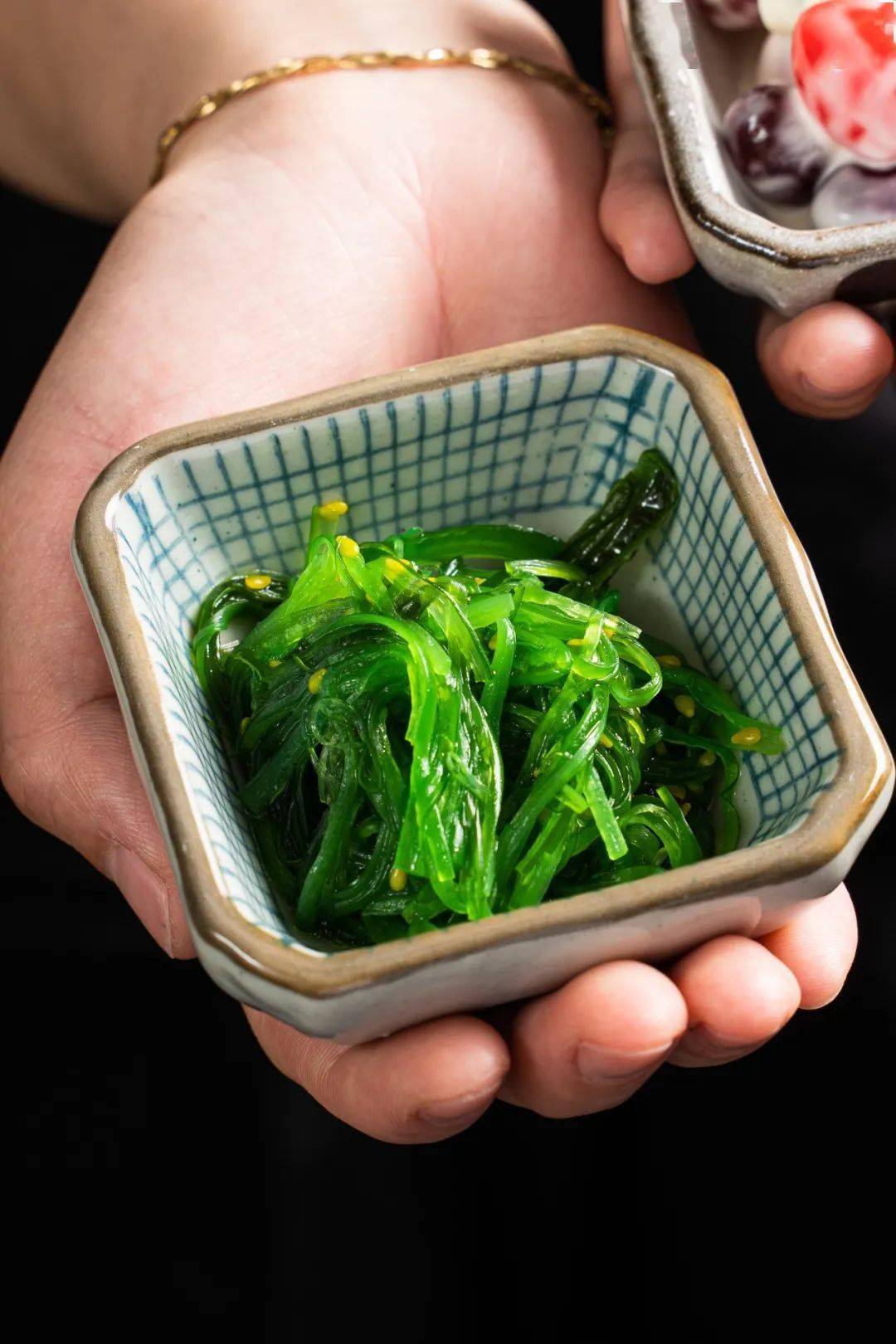 还有多款精致小菜加持美味,泡菜,海草,水果沙拉…味道酸脆鲜甜,口感或