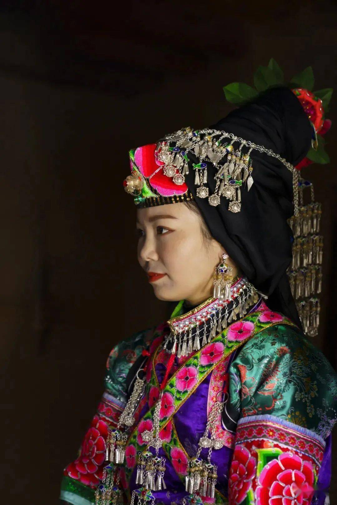 "彝族传统服饰中,新娘头巾并非红色或白色,而是纯黑色,暗示着女性将