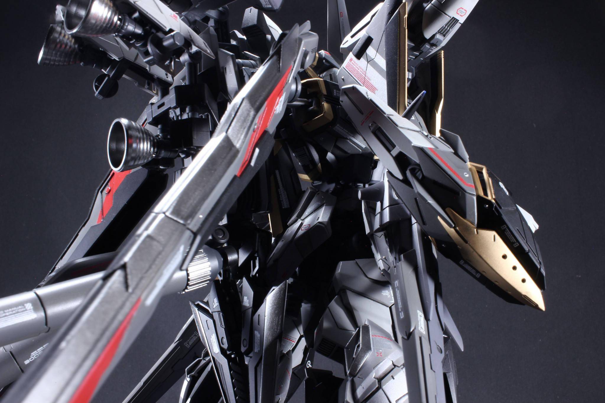 背包改造,换色重涂天蚀高达模型_黑色_进行_变形