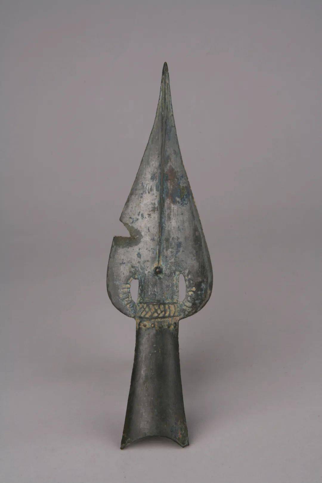 看古今国家二级文物战国乳钉人字纹尖叶型铜矛