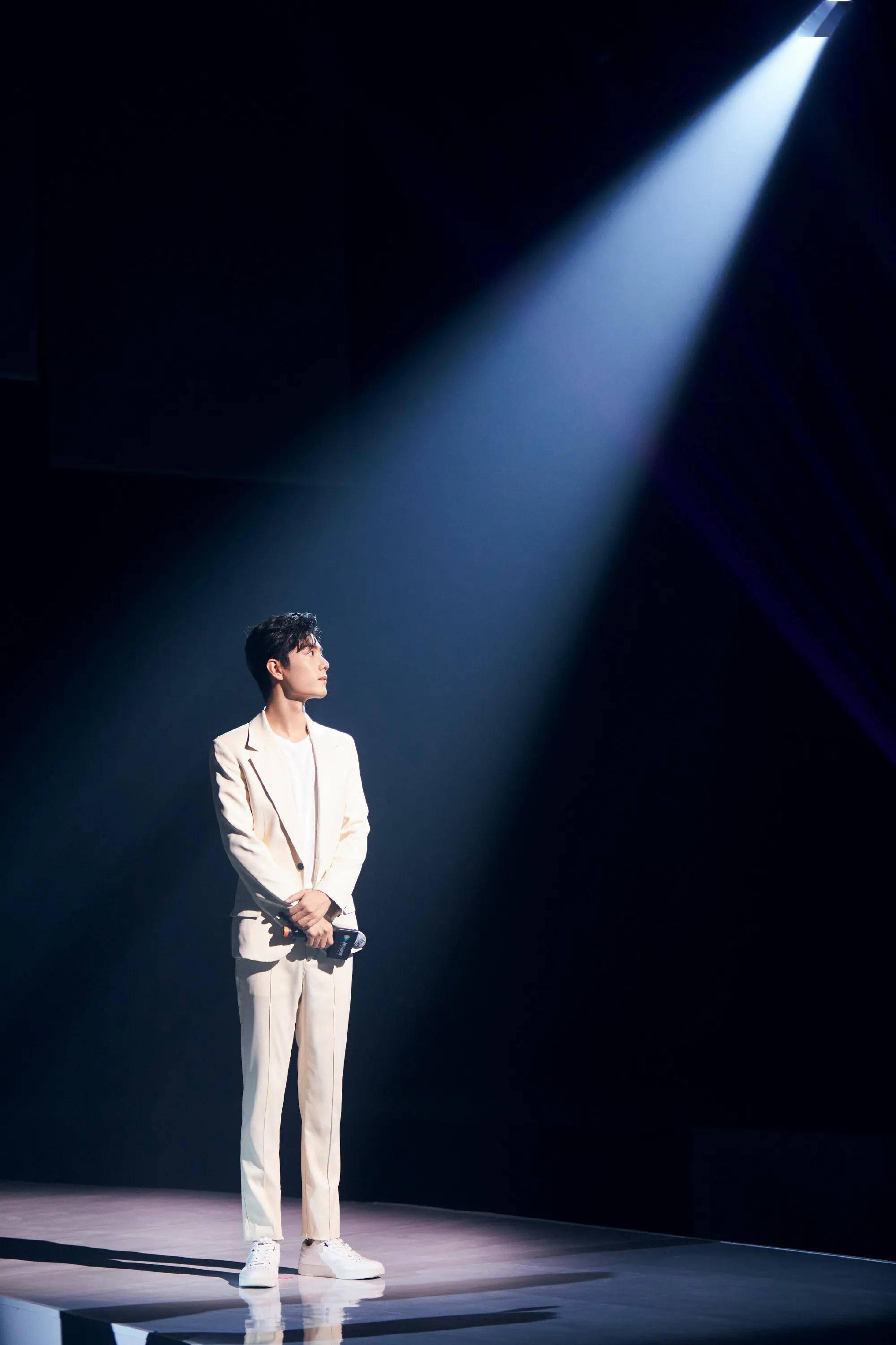 男星肖战时尚写真阳光帅气彬彬有礼