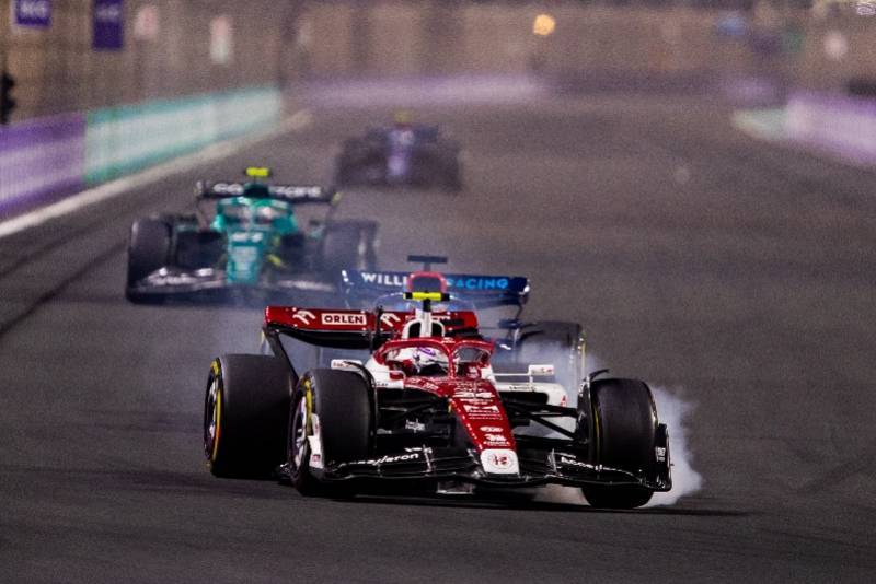 F1沙特站周冠宇连遭意外位列第11名，维斯塔潘获赛季首冠
