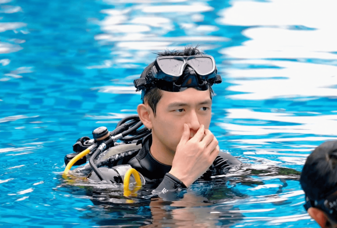 李现进行了充分的珊瑚理论知识复习并在蜈支洲岛的私人订制泳池完成了