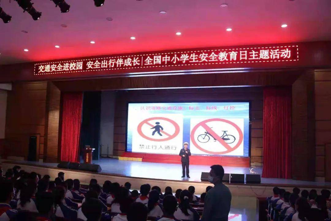 交警以"知危险会避险,安全文明出行"为主题,走进潮安区凤塘镇智勇中学