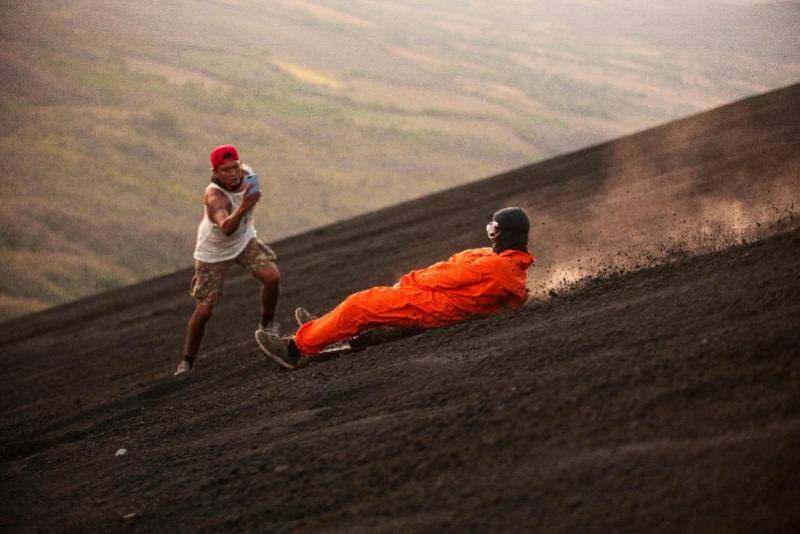 游客|组图：火山滑板，高速冲过温热的火山灰，世界上最酷的运动