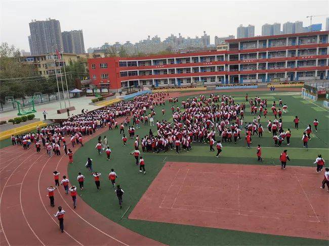 华星小学开展地震紧急疏散演练活动