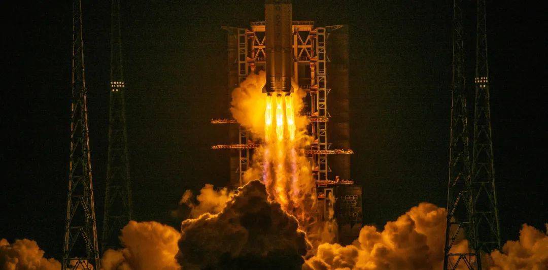 这场浪漫的“吻别”，被网友抓拍到了！