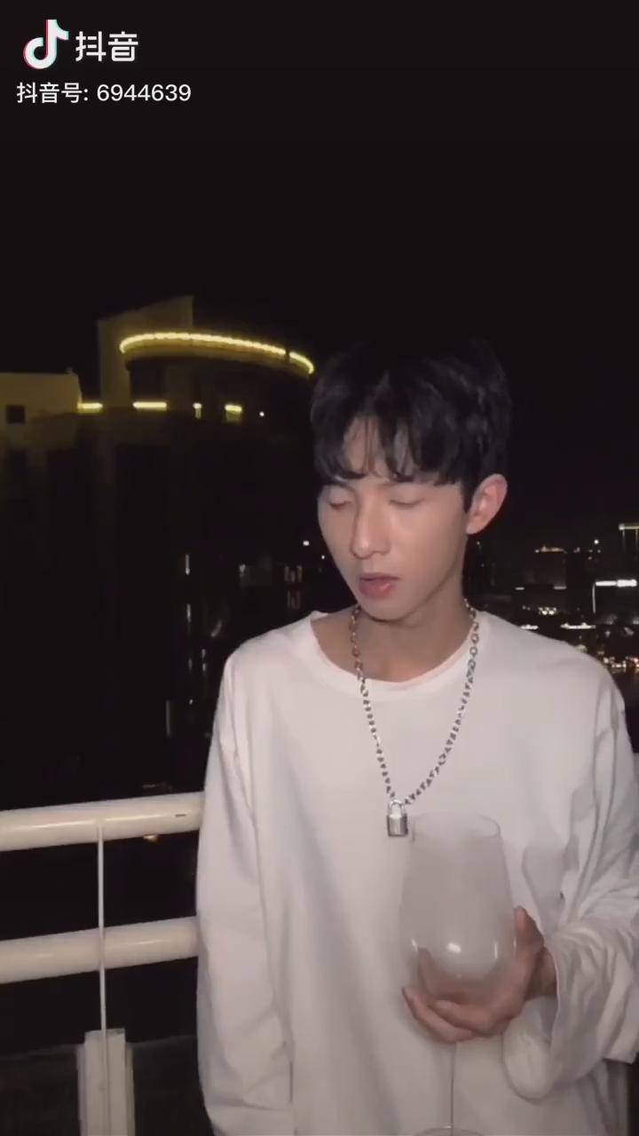 要来跟咱们喝个酒吗彭十三去哪了摇晃的红酒杯举杯变装秀