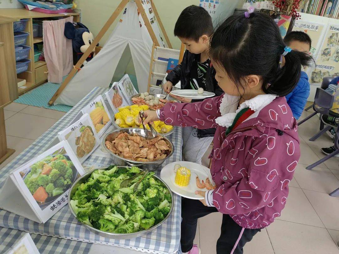 雅正幼活動文明餐桌優雅禮儀一一雅正幼兒園開展西餐美食匯活動