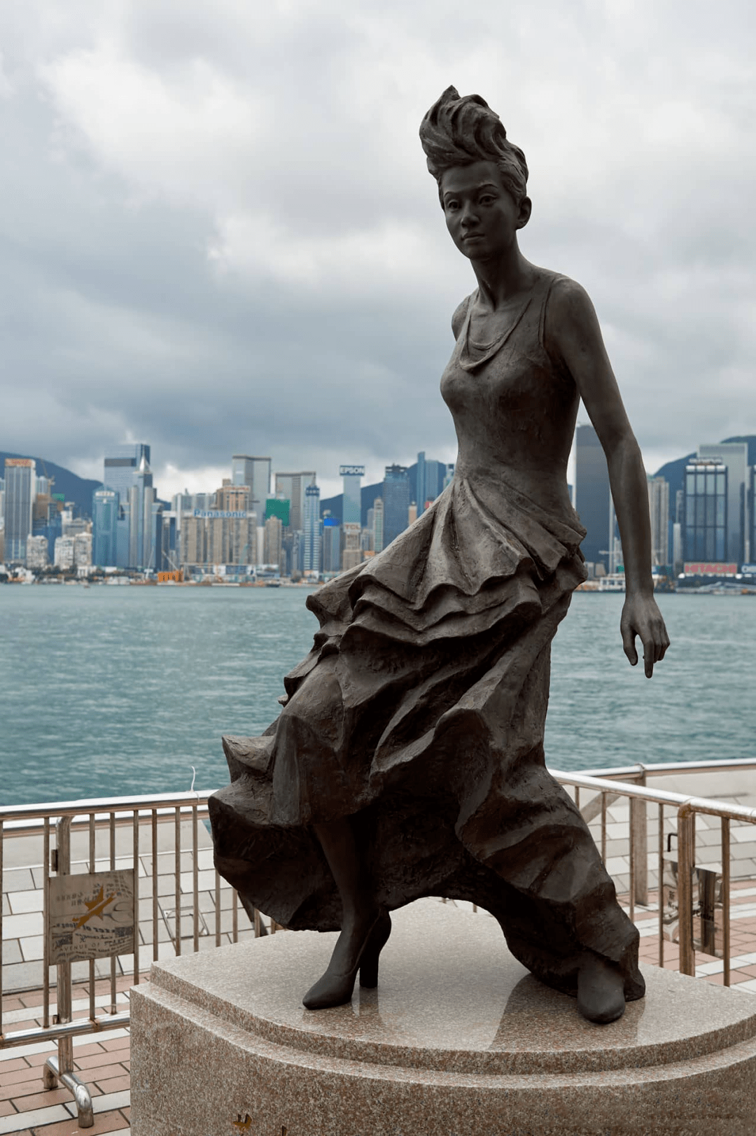 想想梅艳芳,是一个被称为"香港女儿"的人.