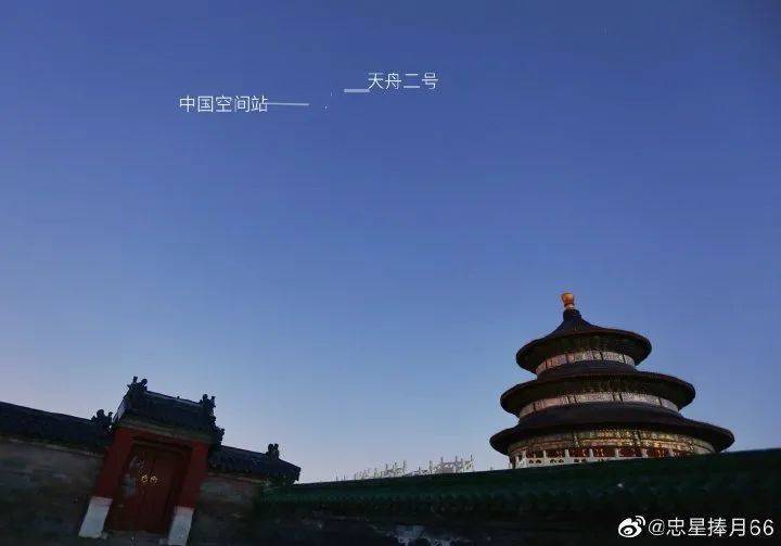 这场浪漫的“吻别”，被网友抓拍到了！