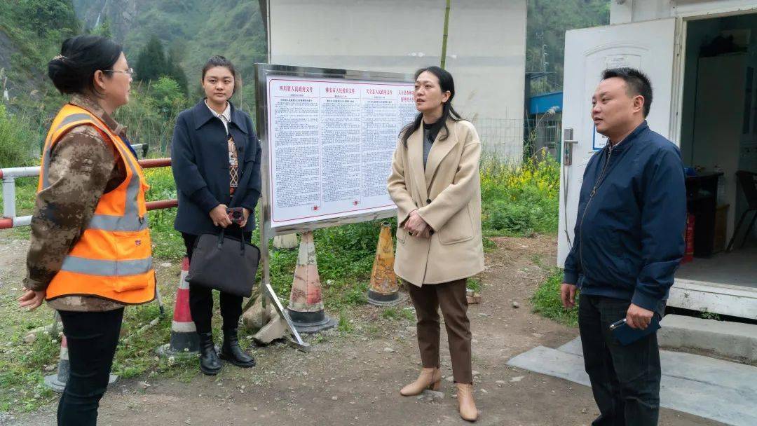 在二郎山国有林场脚基坪检查卡点,钟雪琴仔细翻看进山入林人员进出