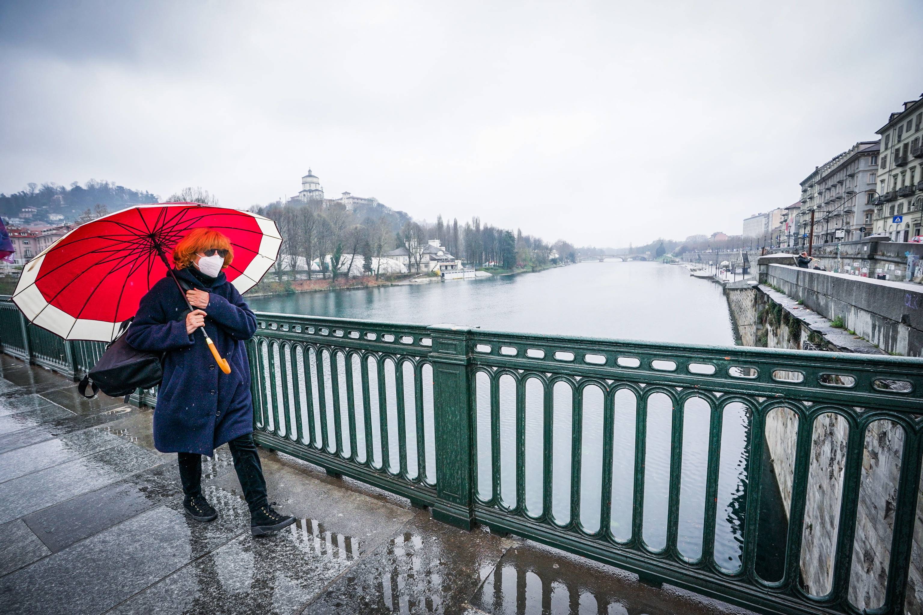 新华社照片,外代,2022年3月31日3月30日,在意大利都灵,行人打伞冒雨