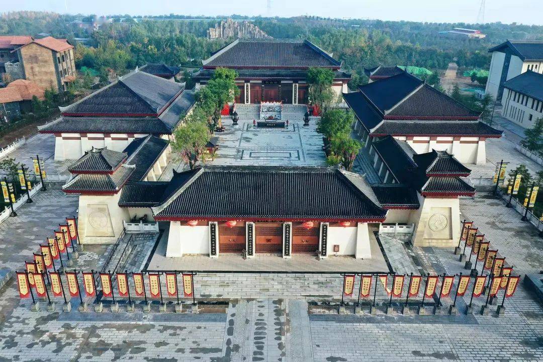 春日中华郡林花似雪正飘落径草盎然绿意浓