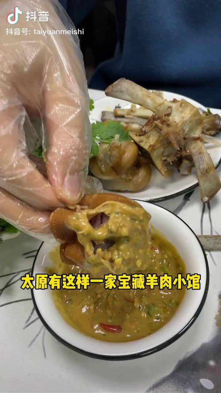 羊排羊蹄羊蠍子羊棒骨羊頭肉肚包肉倒是啥都有蘸上這個麻醬咋這麼好吃