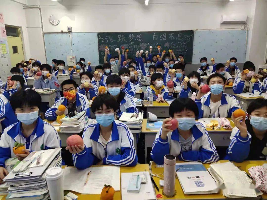 信安镇仁义街爱心人士胡淞杰先生为霸州四中捐赠物资_第四中学_霸州