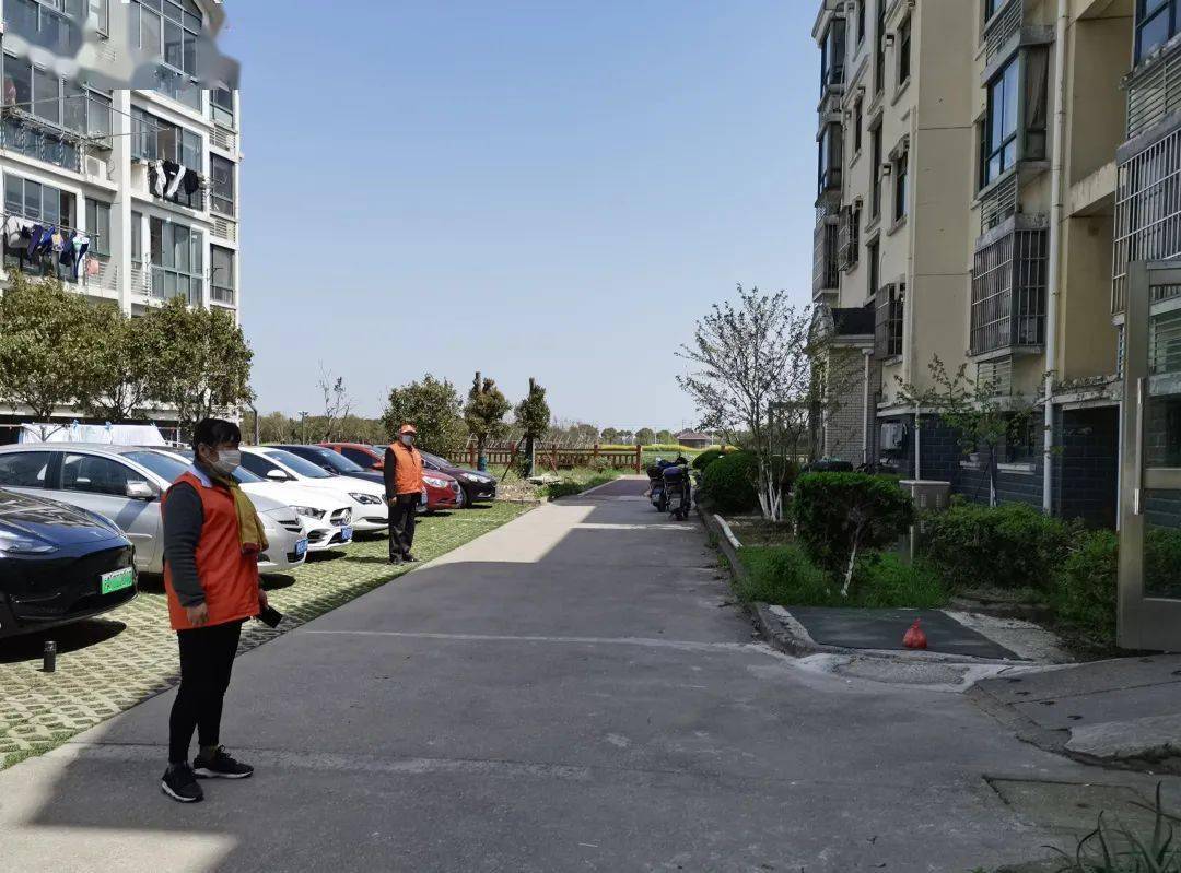 家住廊下镇万春苑小区的王老伯有饭后散步的习惯,听楼组长说这两天因
