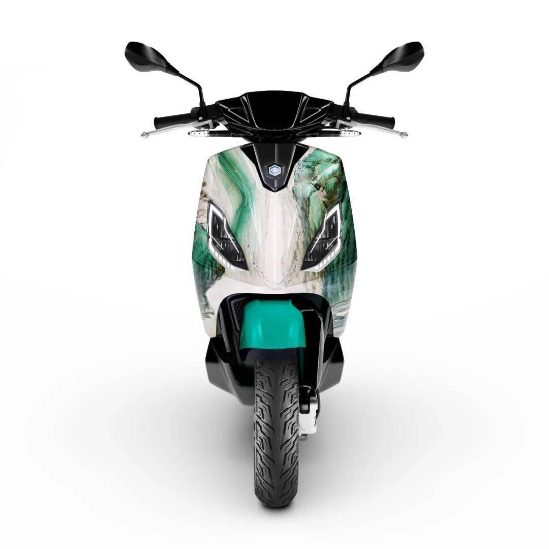 并将水这一自然元素与在中国神话中象征美德与优雅的凤凰图腾相结合