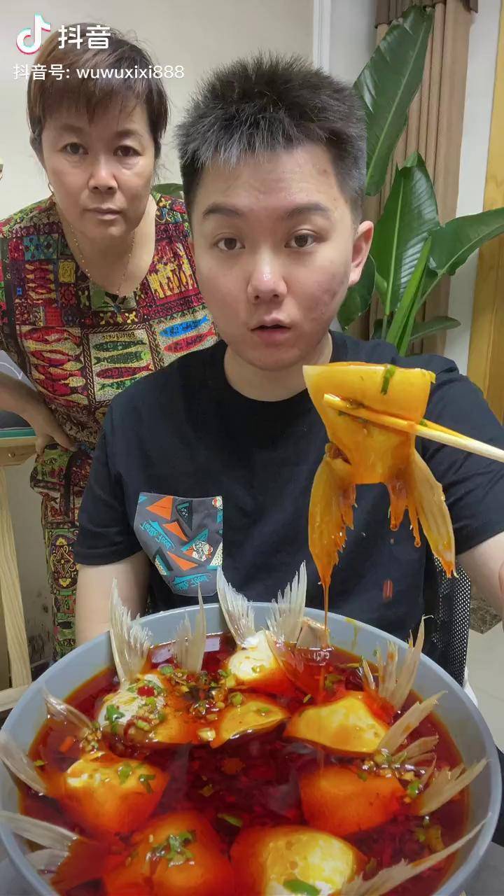老妈睡觉我偷吃麻辣鱼肥油美食
