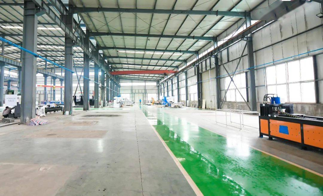 咱们看见的这条生产线就是专门生产奥宇集团最新开发的不锈钢模板