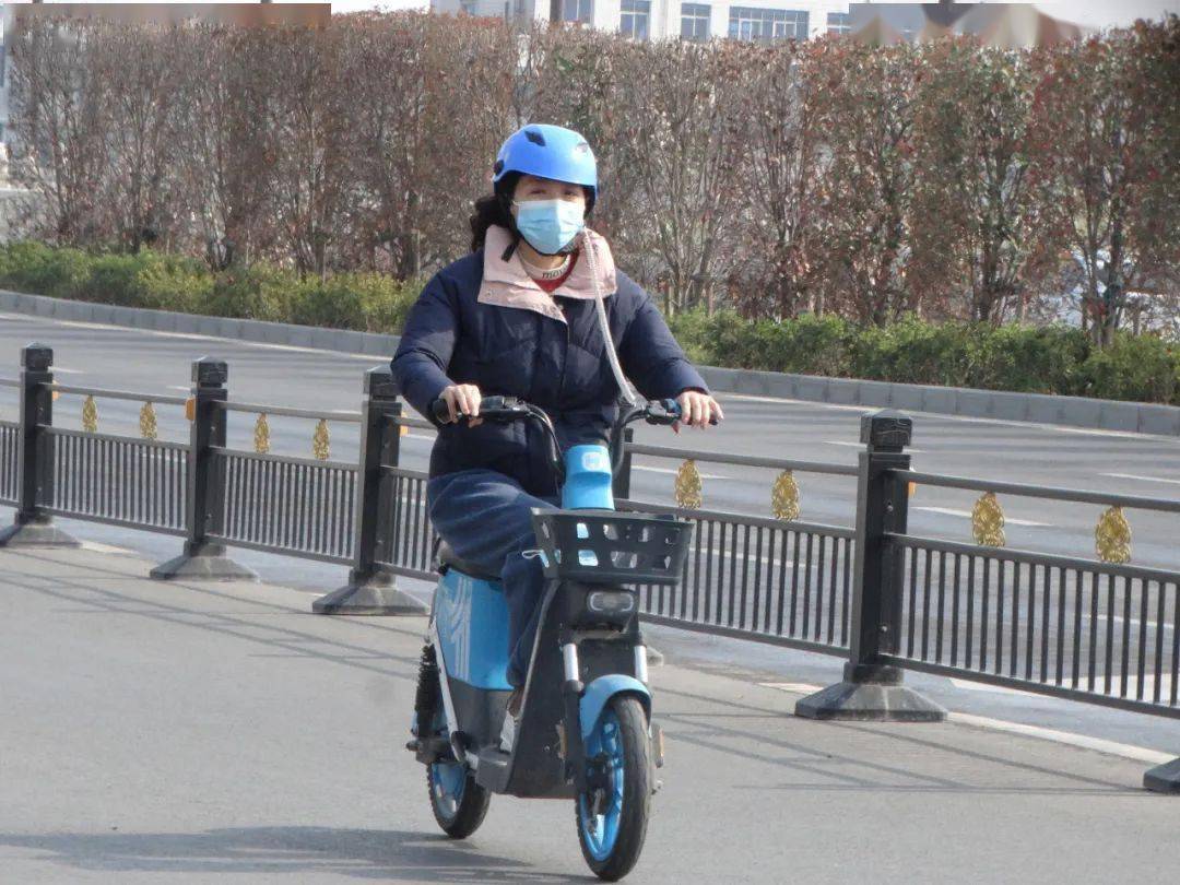 戴头盔戴头盔戴头盔开封街头实拍