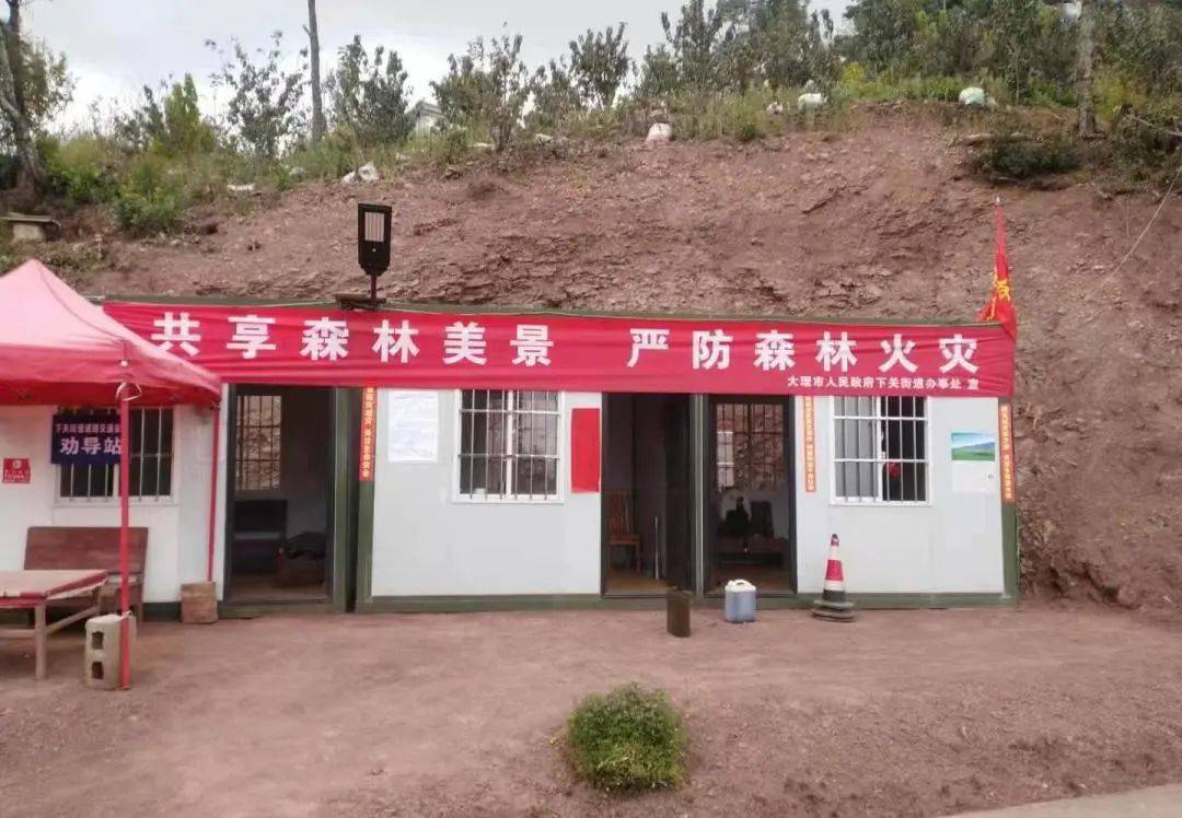 新攻势在下关街道集中"亮相"的162条横幅红底白字横幅格外显眼关于"护