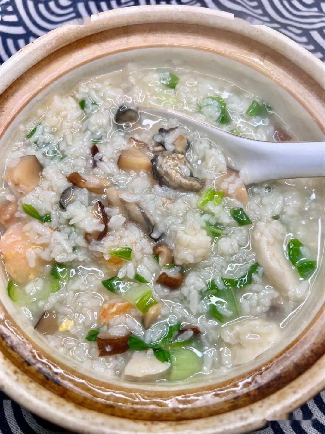 午餐煲个海鲜粥,加点汕头的蚝干,有特殊的鲜味早上做培根色拉配味增汤