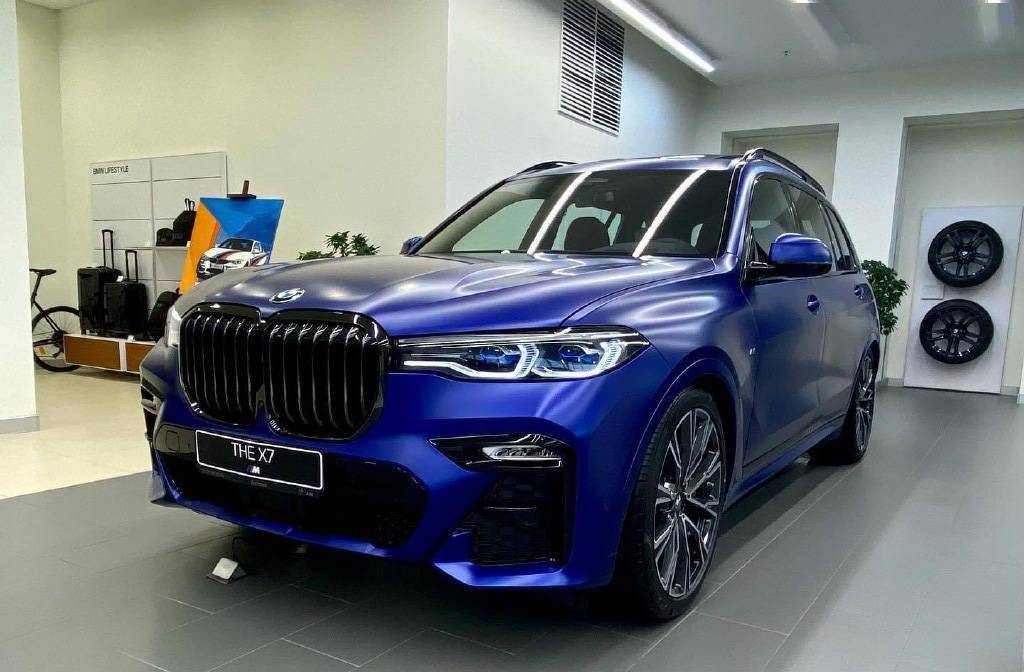 2023款宝马x7实拍宝石蓝漆面四驱七座气场不输奔驰gls