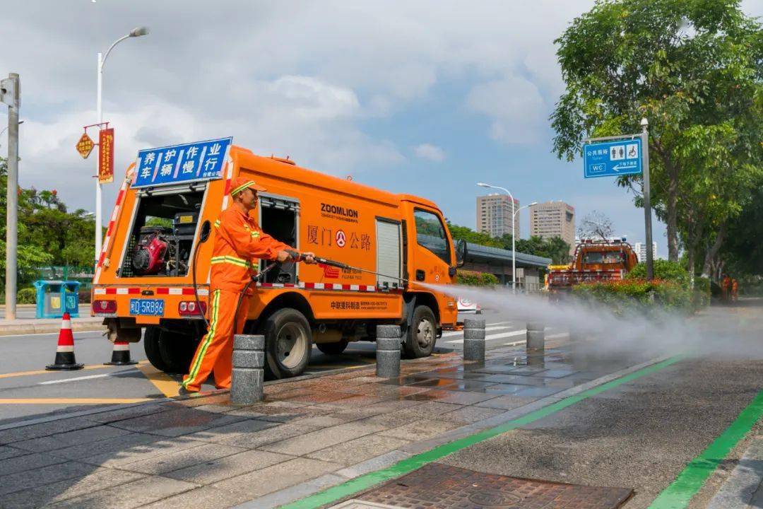 我為群眾辦實事讓灑水更水公路灑水車作業今後更親民