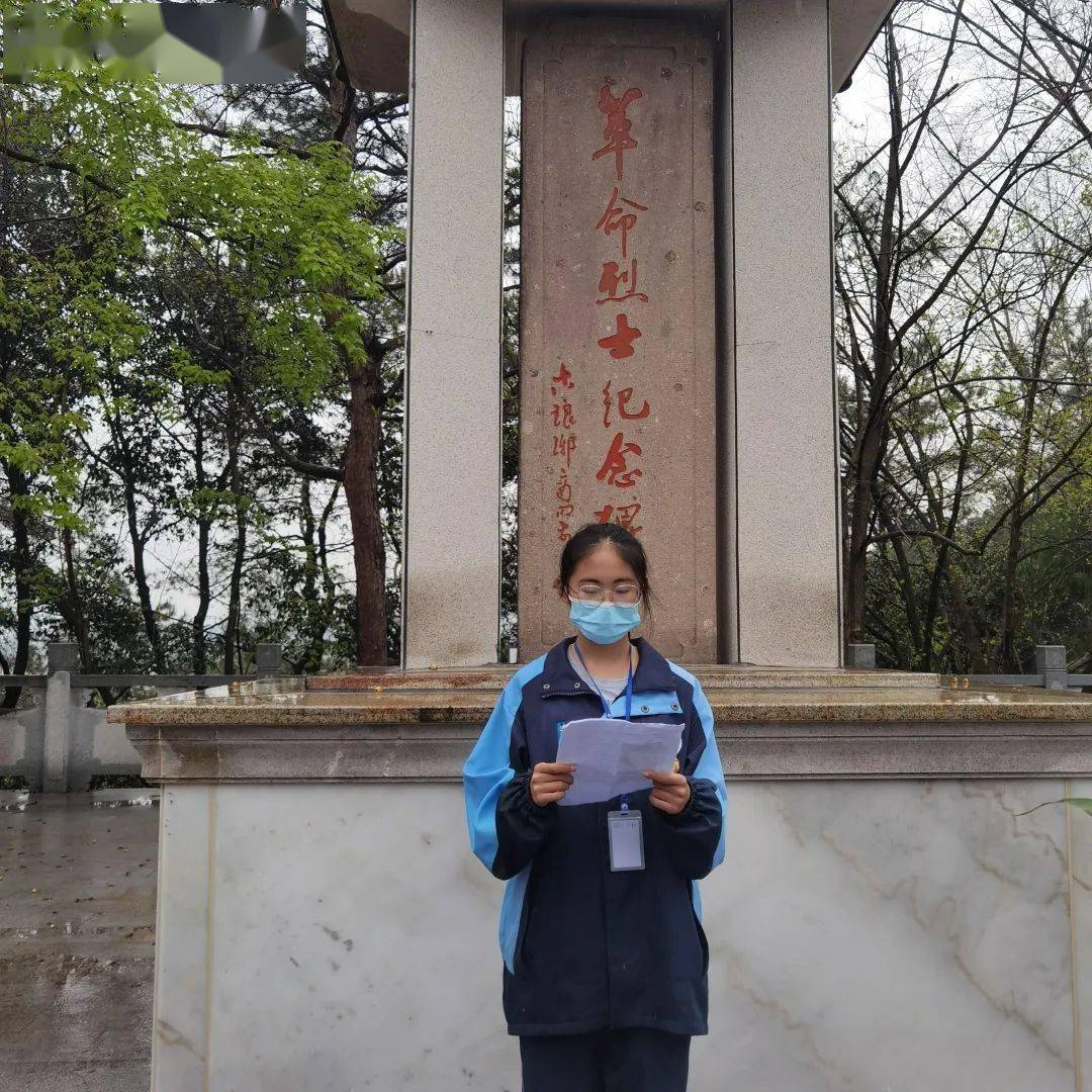 於潜二中组织学校学生会成员和部分优秀学生开展清明祭英烈活动.