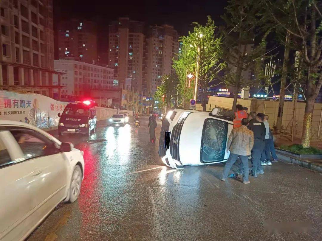 车辆侧翻人员被困 彝良特警雨夜抬车救人_驾驶员_处突_昭通