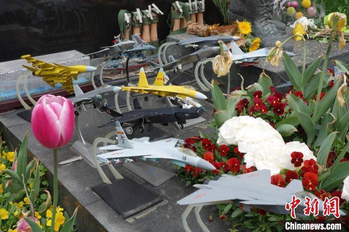 “海空卫士”王伟牺牲21周年 墓前摆满鲜花和战机模型