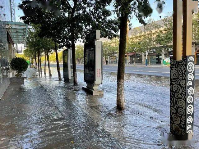 今天早上凤霞路一供水管爆裂