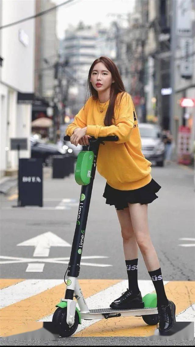 卫衣下面别再穿裤子了瞧瞧今年这种新搭配青春时尚又显瘦