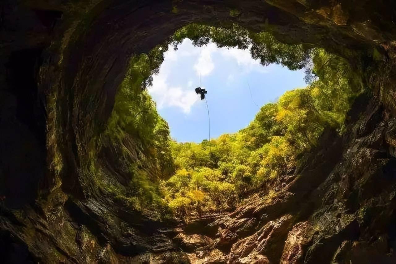 囊括了世界上天坑之精华,白洞,神木,拉洞等7个天坑,大石围,邓家坨,大