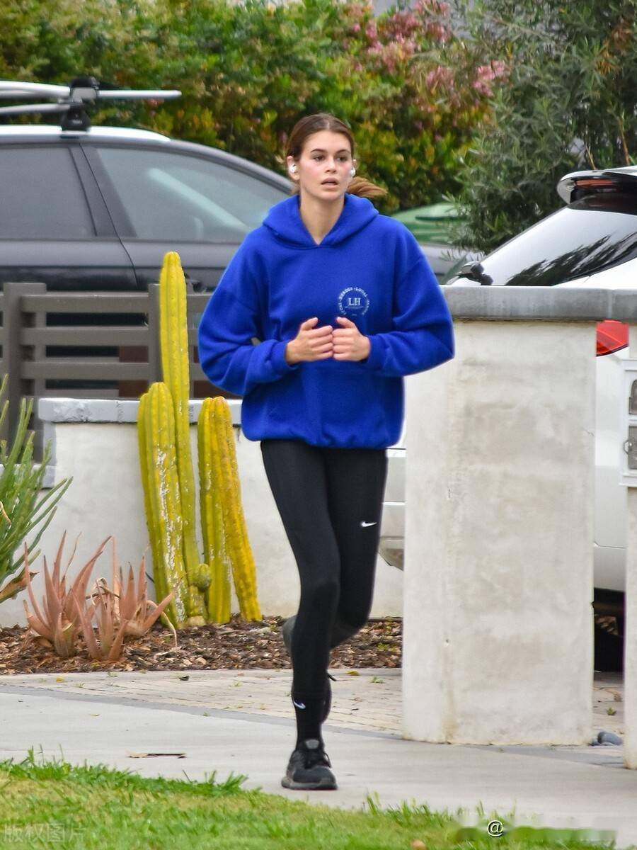 蓝色卫衣,leggings,运动鞋休闲运动风.